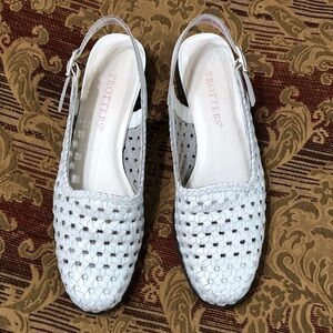 Trotters Size 7 White Woven Slingback Flats With Silver Accent